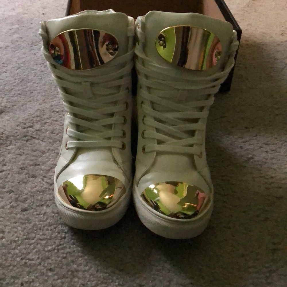 White sneakers with gold trimming
